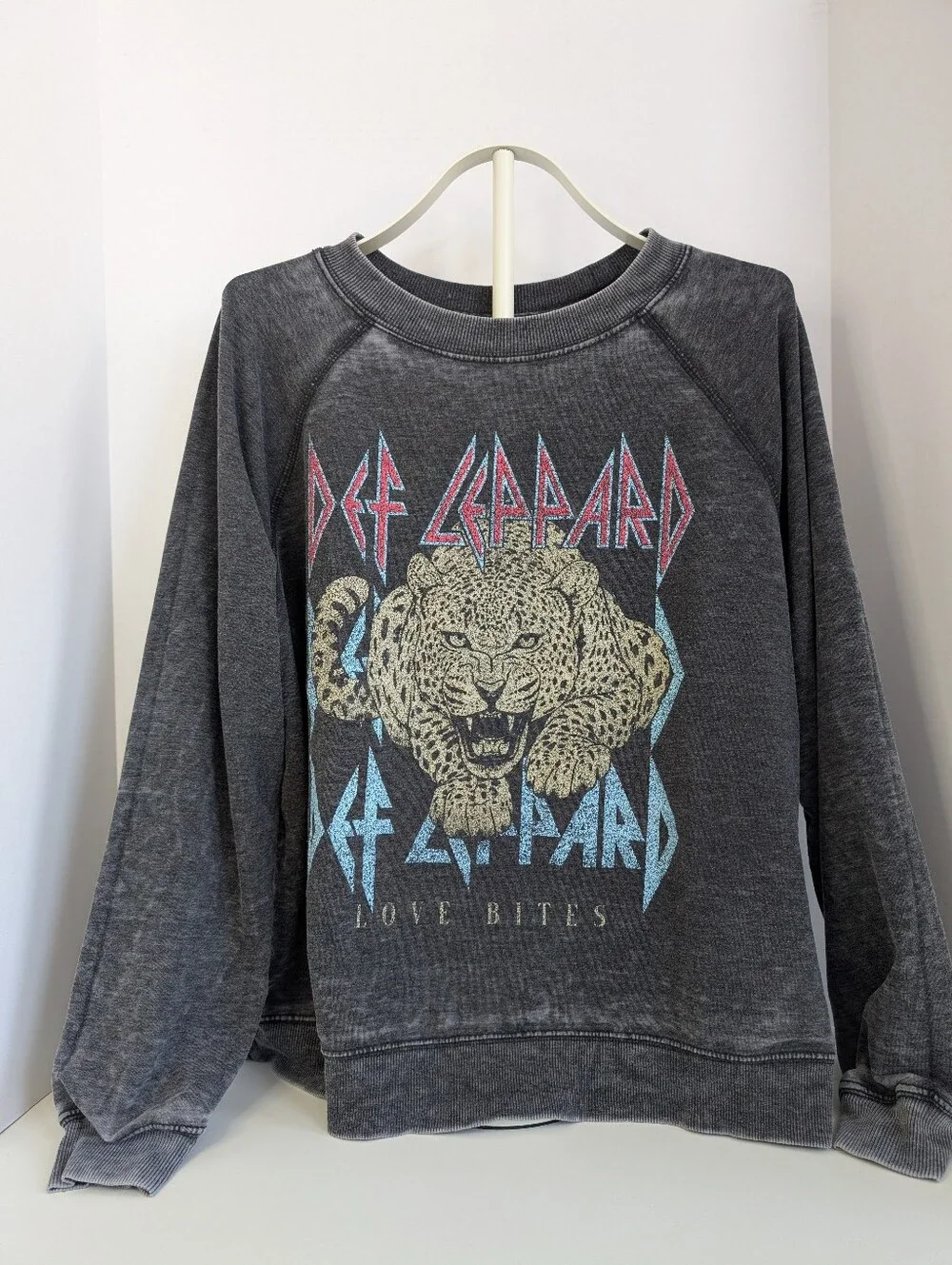 ⚡ Recycled Karma Def Leppard "Love Bites" Graphic Sweatshirt 🖤 - Picture 7 of 13